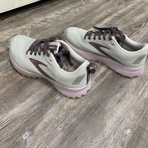 Brooks - Picture 4 of 4